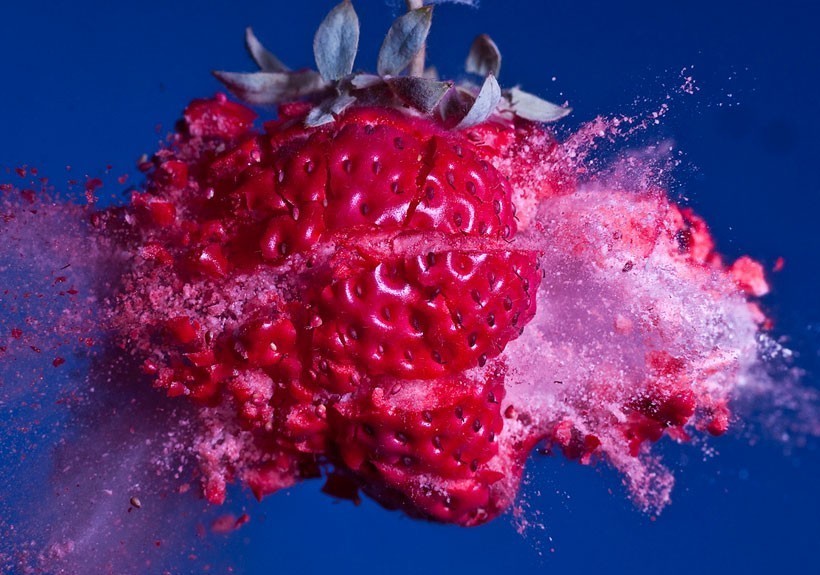 Un photographe capture le moment exact d’un impact de balle, le rendu est magnifique