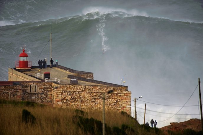 Surf de la plus grande vague au monde... 08images-2013