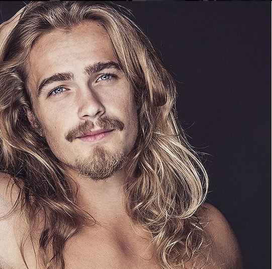 Voici 20 hommes sexy aux cheveux longs qui vont vous donner des sueurs