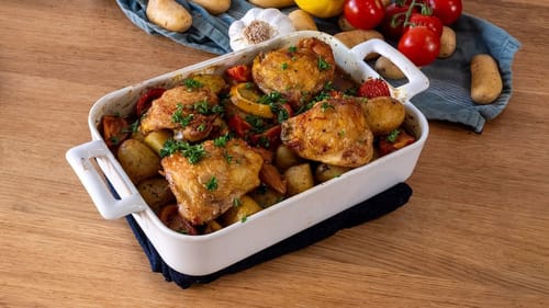 Poulet rôti, pommes de terre, légumes et chorizo