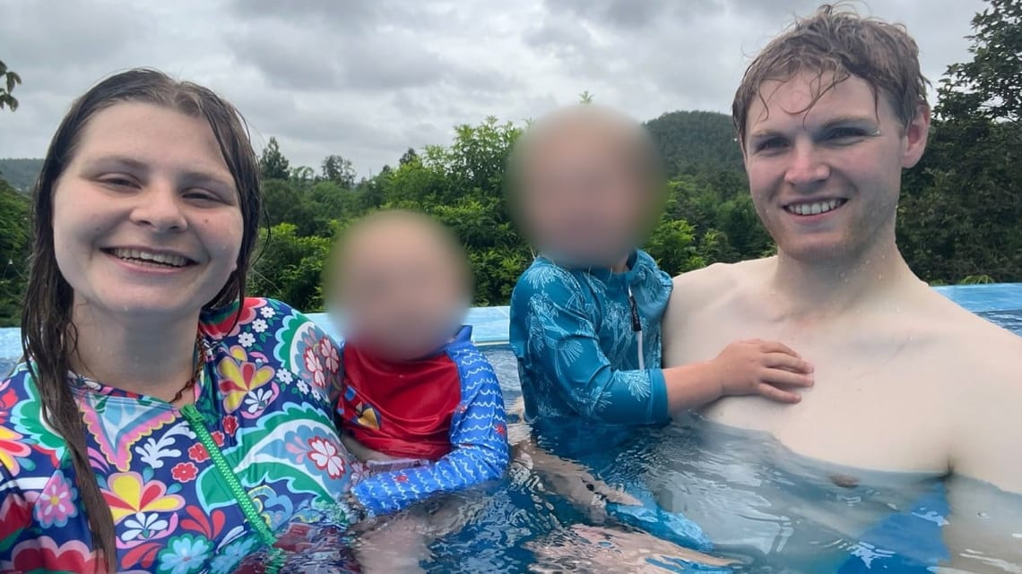 Saskia Dalyanci, son compagnon Ben et leurs trois enfants, installés à Chiang Mai, en Thaïlande