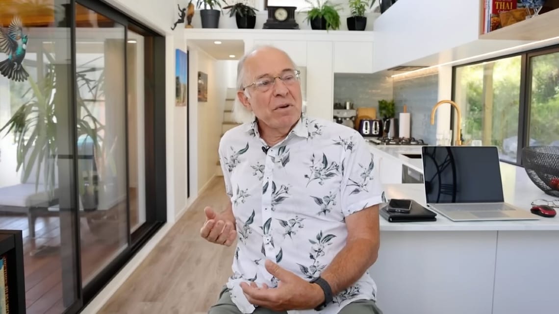 La tiny house hors réseau de Gary, 77 ans, au milieu de la brousse australienne