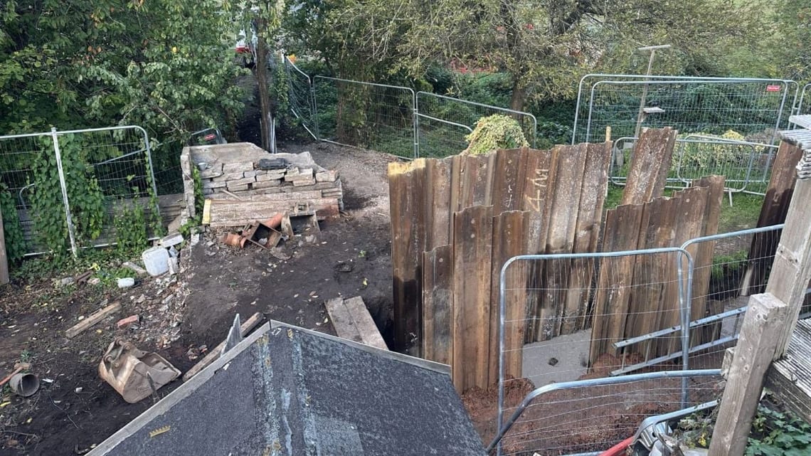 Tranchée creusée au fond du jardin de Nik Westgarth, à Bristol, à l'endroit des travaux d'égout qu'il avait payés