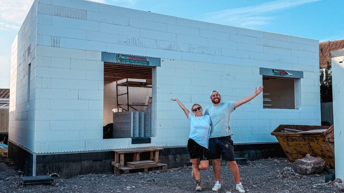 Hannah et Charlie Bird devant leur maison en construction à Burnham-on-Sea, dans le Somerset