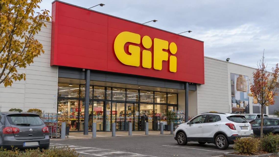 La façade d'un magasin GiFi en zone commerciale