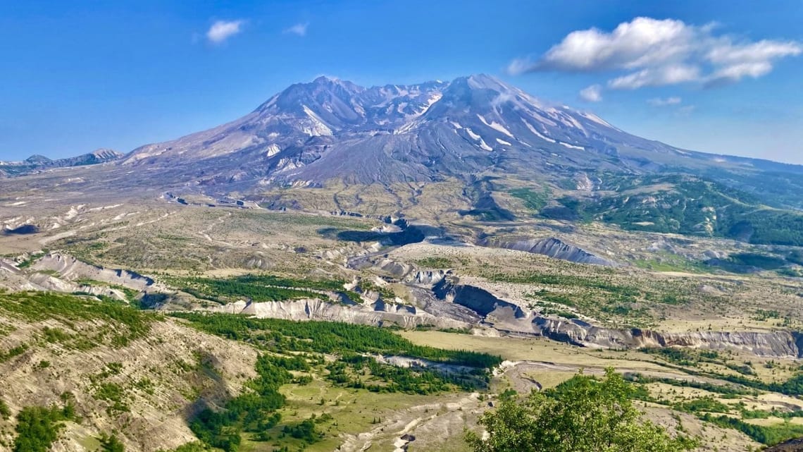 Le mont Saint Helens et sa plaine de pierre ponce, dans l'État de Washington