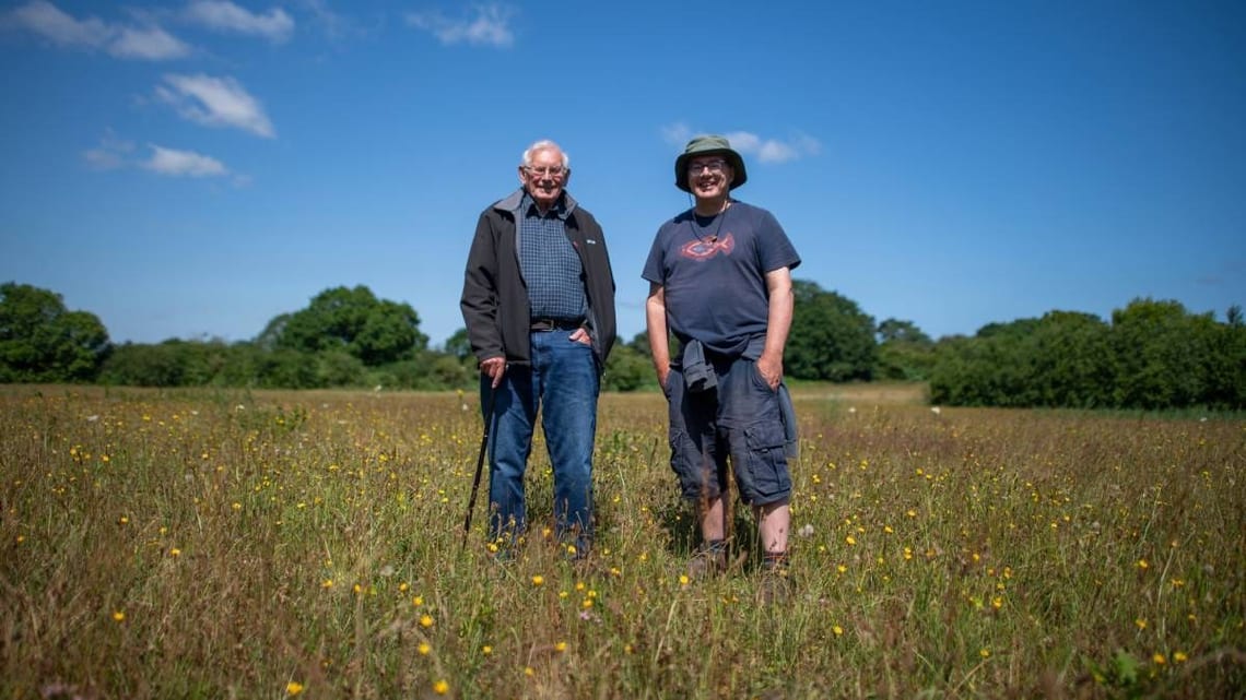 Derek et Carl Sayer dans leur prairie d'orchidées