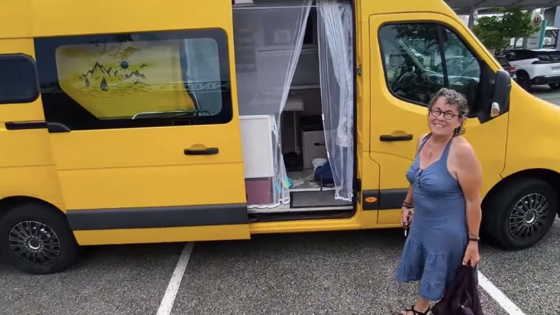 Edwige, 70 ans, vit dans un fourgon aménagé