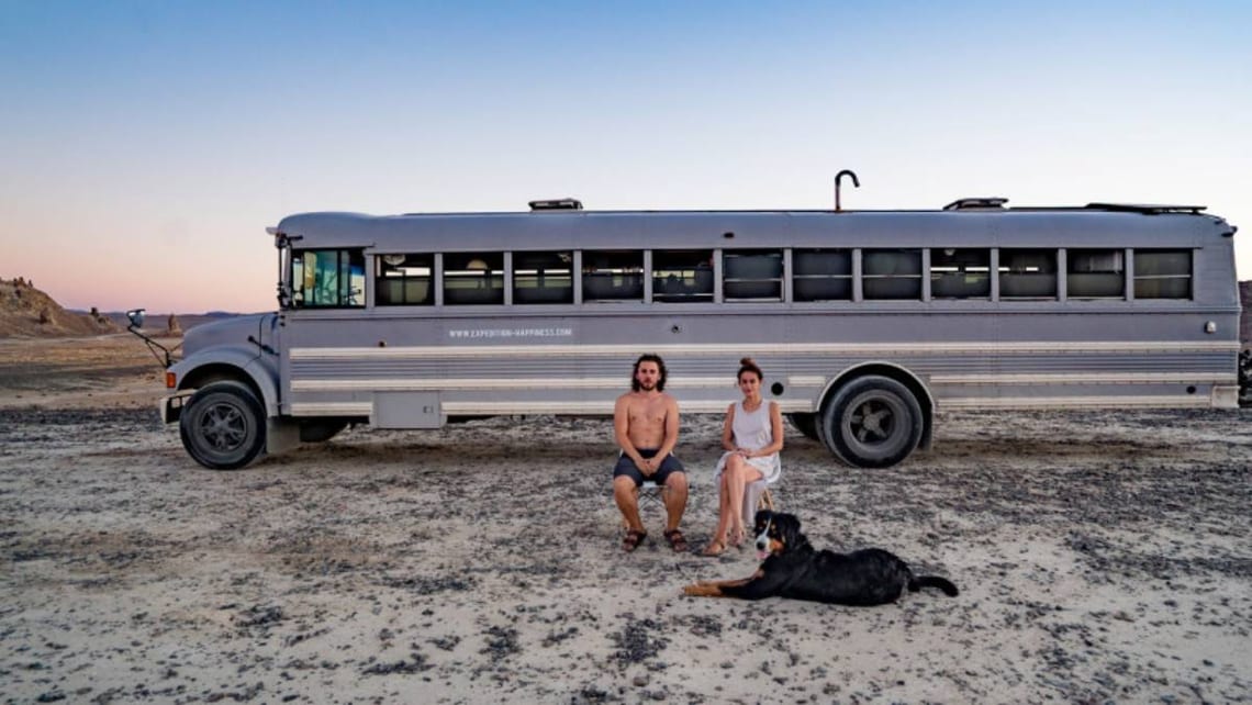 Felix Starck, Selima Taibi et leur chien devant leur bus scolaire aménagé