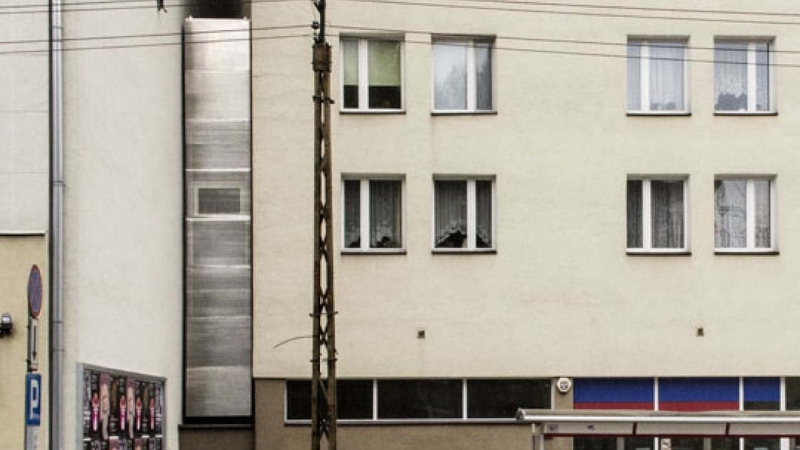 La maison entre les deux immeubles