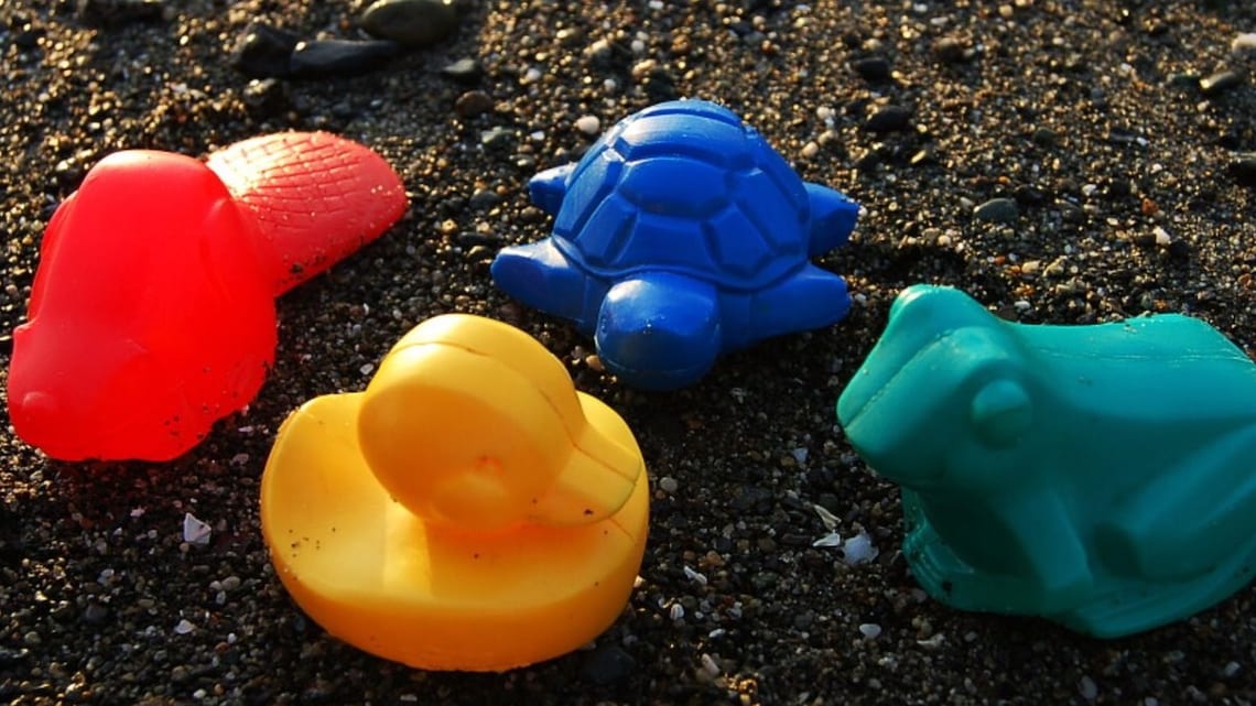 Les modèles de jouet en plastique échoués sur les plages du monde entier 
