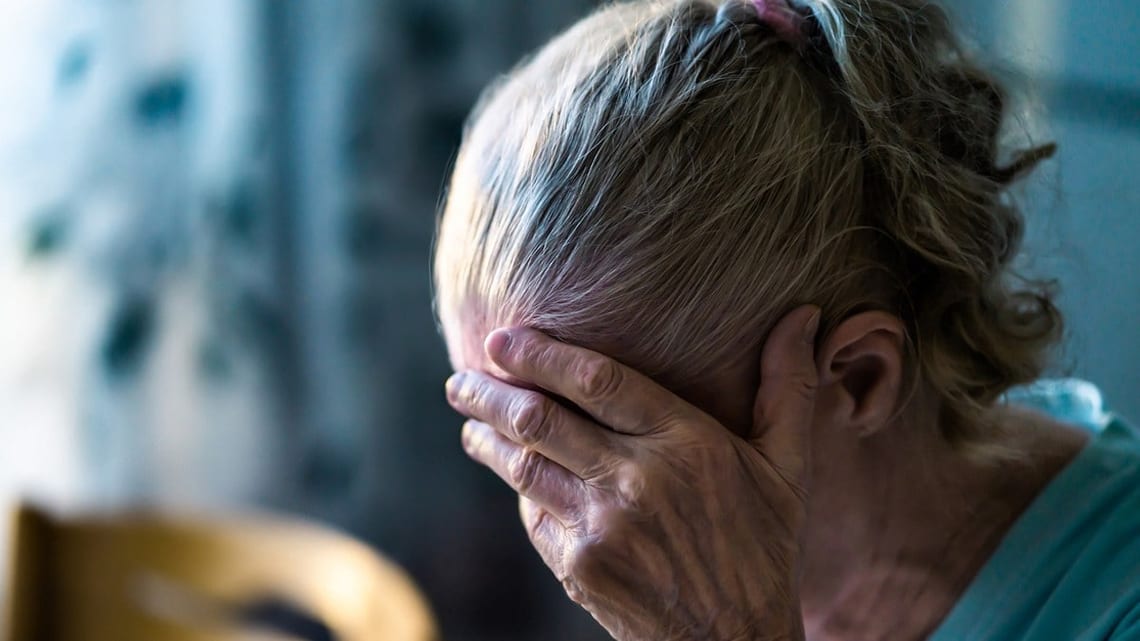 Une femme âgée en train de pleurer 