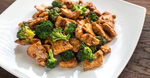 Apprenez à cuisiner un poulet au caramel avec des brocolis !