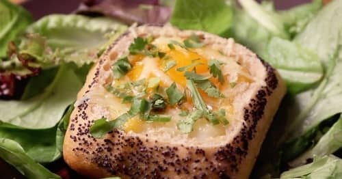 Egg Boats, des petits pains fourrés au fromage et au chorizo