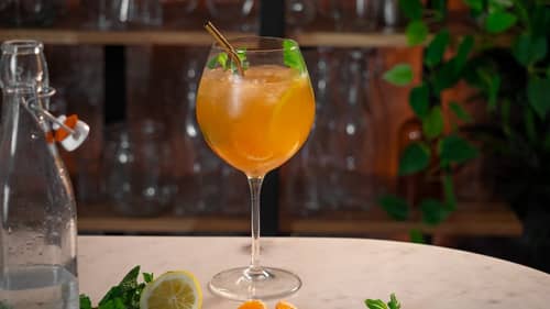 Cocktail à la mandarine et fleur de sureau