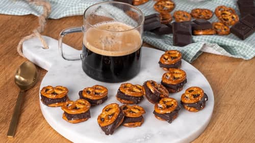 Vous avez des bretzels et du chocolat noir ? 2 minutes au airfryer suffisent pour ce snack sucré-salé à 3 ingrédients
