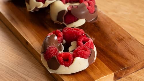 3 ingrédients, 5 min de préparation : ces donuts de framboises aux deux chocolats sont à croquer