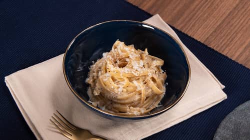 Apprenez à réaliser la véritable recette de Cacio e Pepe, des pâtes terriblement crémeuses et gourmandes !