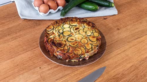 Recette pas chère et gourmande pour le dîner : un gâteau invisible salé aux courgettes et jambon