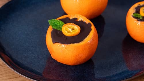 Vous avez des mandarines, du lait concentré et du chocolat ? Faites cette glace express servie directement dans le fruit