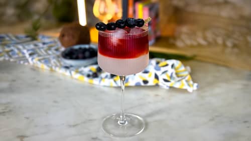 Mocktail aux myrtilles et noix de coco : la boisson pétillante prête en 2 minutes et sans alcool