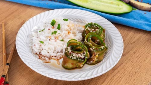 Vous avez 2 concombres et de la sauce soja ? Faites ces rubans marinés croquants à la mode asiatique