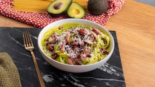 Une carbonara à l'avocat ? Cette recette originale et crémeuse va vous séduire en 10 minutes !