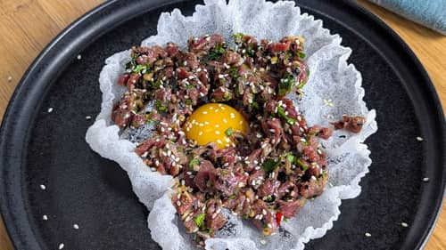 Tartare de bavette à l'asiatique et chips de feuilles de riz