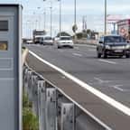 Une voiture passe à côté d'un radar