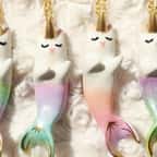 Cette créatrice mixe les chats, les sirènes et les licornes pour faire des colliers uniques !