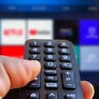 Télécommande pointant vers des plateformes de streaming