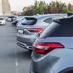 voiture garées et circulant sur un parking