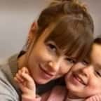La maman et sa fille se câilinant 