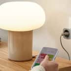 Lampe branchée sur une prise connectée vendue chez Ikea