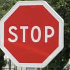 Il n'existe aucun panneau STOP à Paris et très peu de Français savent pourquoi