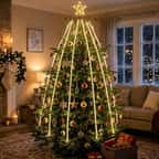 Sapin de Noël décoré de guirlandes lumineuses posées en colonnes verticales, du haut vers le bas