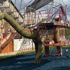 Une aire de jeux en forme d'un dinosaure construite par ce père de famille