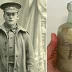 La bouteille en verre Schweppes renfermant les deux lettes des soldats austaliens 