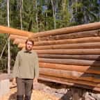 La cabane en rondins construite à la main par Erik Grankvist dans une forêt de Suède