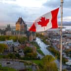 Drapeau canadien flottant au-dessus du Vieux-Québec