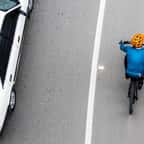 Sur la route, qui du cycliste ou de l’automobiliste est prioritaire pour traverser la chaussée ? 