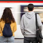 Elle tombe sous le charme d'un jeune homme dans le métro, note son mail discrètement en l'épiant puis le contacte