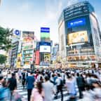 Heure de pointe à Tokyo, avec des centaines de travailleurs convergeant vers leur lieu de travail