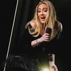 “T’es complètement con ?” : Adele recadre violemment un spectateur en plein concert