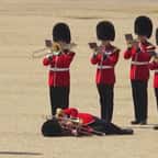 Sous la canicule, des gardes royaux britanniques s’effondrent pendant une parade militaire