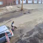 VIDÉO - elle abandonne son chien en pleine rue sans savoir qu'elle est filmée... et se prend un retour de karma immédiat