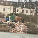 Surpris par un passant qui filme toute la scène, ce camion déverse des friandises périmées dans l'Oise
