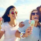 des amis qui rigolent en vacances