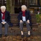 Cette statue ultra réaliste d'une retraitée seule sur un banc sensibilise à la solitude des seniors