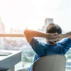 Un homme se détend au travail